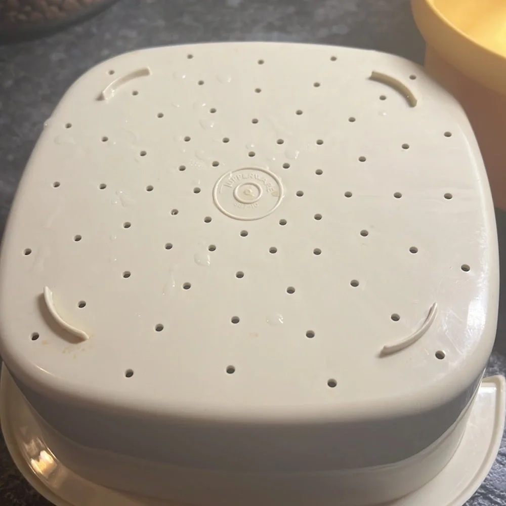 Vintage Tupperware Steam N Store bowl with lid looks new it’s in such good shape